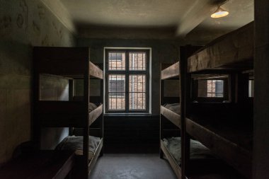 Oswiencim, Polonya-21 Eylül 2019: mahkumlar, Auschwitz 'in Nazi toplama kampında bir duruşma için bekleyen gün geçirdiği ahşap ranzalar ile yatak odaları. Ölüm cezası