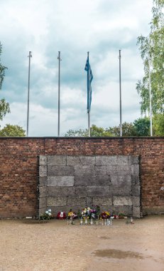 Oswiencim, Polonya-Eylül 21, 2019: mahkumlar Auschwitz ve Birkenau Nazi toplama kampında bir duruşma sonrasında idam edildi duvar. Ölüm cezası kuraldı.. 