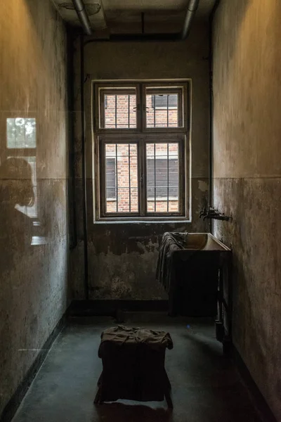 Oswiencim, Polônia - 21 de setembro de 2019: dormitórios com beliches de madeira onde os prisioneiros passam os dias esperando por um julgamento no campo de concentração nazista de Auschwitz. A sentença de morte — Fotografia de Stock