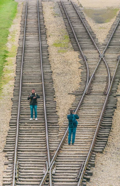 Oswiencim, Polska-21 września 2019: fotografowie robią zdjęcia wzdłuż linii kolejowej, gdzie wagony dotarły do więźniów Birkenau. — Zdjęcie stockowe