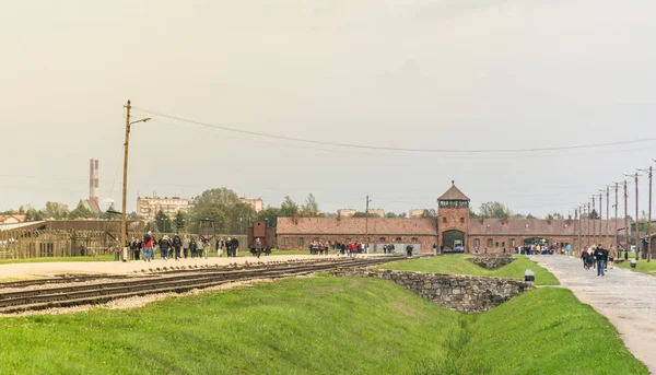 Oswiencim, polen - 21. september 2019: bahn zum haupteingang des Konzentrationslagers auschwitz birkenau, museum heutzutage, polen — Stockfoto