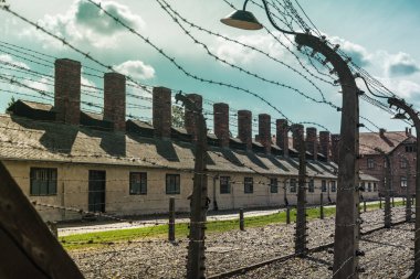 Polonya 'daki Auschwitz ve Birkenau Nazi toplama kampında ölü Yahudilerin vücutlarının yakıldığı binaların çitleri ve bacaları