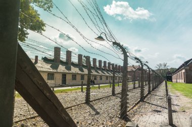 Polonya 'daki Auschwitz ve Birkenau Nazi toplama kampında ölü Yahudilerin vücutlarının yakıldığı binaların çitleri ve bacaları
