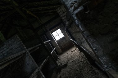 Oswiecim, Polonya, UNESCO Dünya Mirası Birkenau Nazi toplama kampında mahkumlar korkunç yaşam koşullarını gösteren ahşap ranzalar ile yatak odaları.