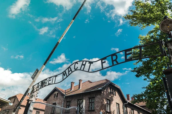 Eingangstor des Nazi-Konzentrationslagers Auschwitz in Polen: Arbeit macht frei — Stockfoto