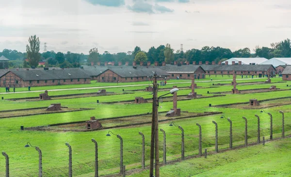 Zäune und Baracken im Nazi-Konzentrationslager Birkenau in Oswiecim, Polen, UNESCO-Weltkulturerbe — Stockfoto