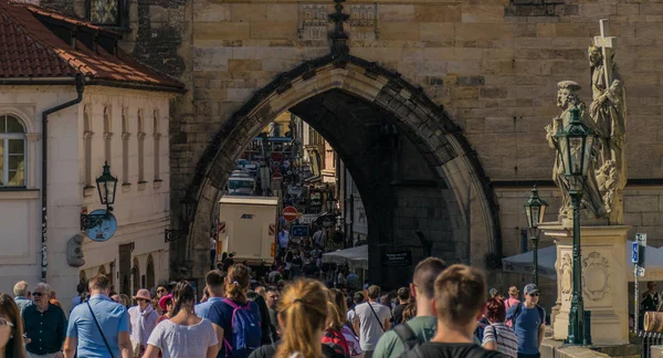 Prague, République tchèque - 17 septembre 2019 : Des gens traversent la tour du pont de la Petite Ville, sur le pont Charles, un célèbre pont historique qui traverse la rivière Vltava . — Photo