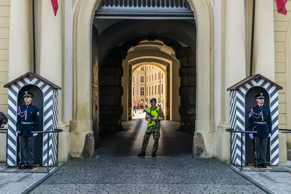 Praga, República Checa - 18 de septiembre de 2019: Castillo de Praga Guardia de seguridad de guardia fuera de una de las principales puertas de entrada . — Foto de Stock