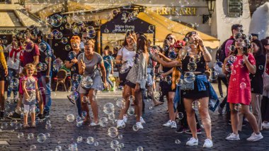 Prague, Çek Cumhuriyeti - Eylül, 17, 2019: Staromestske namesti eski şehir Meydanı, insanları eğlendirmek için kabarcıklar yapma Street Sanatçı