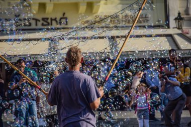 Prague, Çek Cumhuriyeti - Eylül, 17, 2019: Staromestske namesti eski şehir Meydanı, insanları eğlendirmek için renkli baloncuklar yapma Street Sanatçı