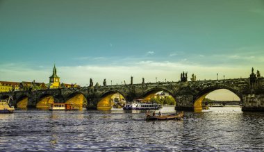 Prague, Çek Cumhuriyeti - Eylül, 17, 2019: çift romantik günbatımı Vltava Nehri charles Köprüsü ile bir tekne arka planda keyfini çıkarın