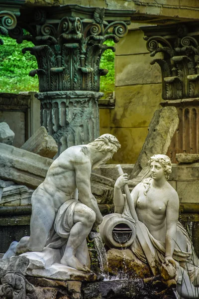 Austria, Viena - 15 de septiembre de 2018 - Fuente romana en los jardines del Palacio Schonbrunn durante la temporada de otoño — Foto de Stock