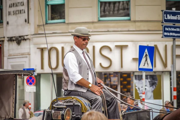 Viena, Austria - 15 de septiembre de 2019: Conductor de transporte conduce por las calles de Viena rodeado de señales de tráfico — Foto de Stock