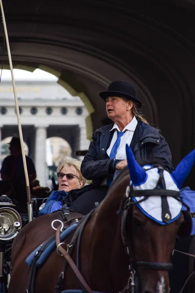 Viena, Austria - 15 de septiembre de 2019: Conductora de carruajes conduce a los turistas por las calles de Viena mientras realiza una visita guiada — Foto de Stock