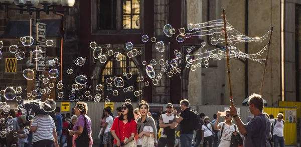 Prag, Tjeckien - September, 17, 2019: Street artist gör bubblor att underhålla människor på Staromestske namesti, Gamlestadstorget — Stockfoto