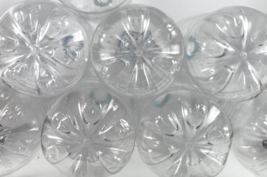 Beyaz bir arka plan üzerinde litre ve boş maden suyu bir buçuk paket yakın. Alt görünüm. Yeniden Kullanım, Çevre Dostu, Çevre, Koruma, Sürdürülebilir ve Kaynaklar kavramı. 