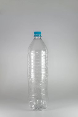 Beyaz bir arka plan üzerinde mavi kapak ve sızdırmazlık halkası ile bir litre ve maden suyu bir buçuk boş bir şişe, ve ekler için alan. Yeniden Kullanım, Çevre Dostu, Çevre, Koruma, Sürdürülebilir ve