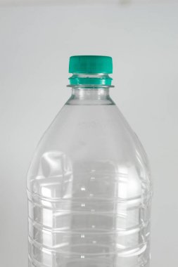 Bir litre boş bir şişe darboğaz ve deniz yeşili kapak ve beyaz bir arka plan üzerinde sızdırmazlık halkası ile maden suyu bir buçuk, ve ekler için alan. Yeniden Kullanım, Çevre Dostu, Çevre, Koruma