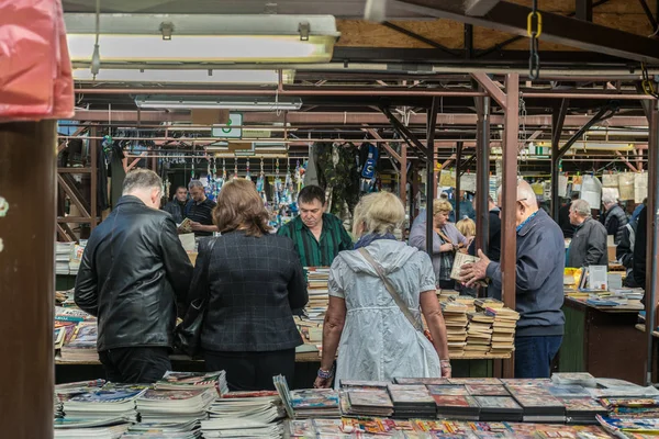 Cracovia, Polonia - 21 de septiembre de 2018: Los polacos buscan libros baratos de segunda mano en el mercado de pulgas targowy de Krakows Unitarg plac —  Fotos de Stock