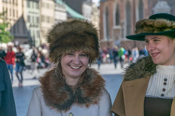 Krakow, Polonya - 23 Eylül 2018: I. Dünya Savaşı döneminde giyinmiş şık pretty genç kadın krakows ana meydanında turistler arasında gülümseyerek. — Stok fotoğraf