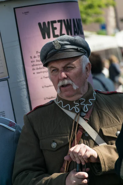 Cracovia, Polonia - 23 de septiembre de 2018: Hombre vestido con uniformes polacos de la Primera Guerra Mundial sosteniendo una escopeta entre los turistas en la plaza principal de Krakows — Foto de Stock