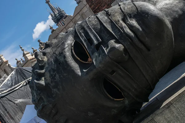 Cracovia, Polonia - 23 de septiembre de 2018: La escultura principal Eros Bendato en la Plaza del Mercado, realizada por el artista polaco Igor Mitoraj en Cracovia, en un día soleado con cielo azul . — Foto de Stock