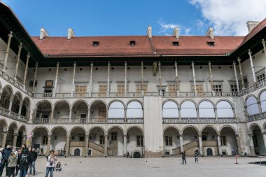 Krakow, Polonya - 23 Eylül 2018: Polonya'da Wawel architetural seti içinde Temsilci Kraliyet Kameralar Avlupanoramik vizyonu, Krakow turist bir grup ziyaret ile