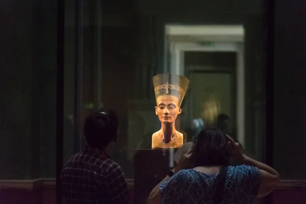 Berlin, deutschland - 26. september 2018: düsteres bild der nerfertiti-büste, einer statue der königlichen gattin des ägyptischen pharaos, in ausstellung auf der berliner Museumsinsel, neues museum — Stockfoto