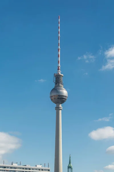 BERLIM, ALEMANHA - SETEMBRO 26, 2018: Vista de perto da Fernsehturm, uma icónica torre de televisão no centro de Berlim, perto de Alexanderplatz, desenhada por Hermann Henselmannn e agora um marco turístico — Fotografia de Stock