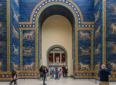 Berlin, Almanya - 26 Eylül 2018: Müze Adası'ndaki Pergamon Müzesi'nde, sırlı mavi tuğlalardan yapılmış tarihi Babil İştar Kapısı'nı ziyaret eden turistlerin merkezi görünümü