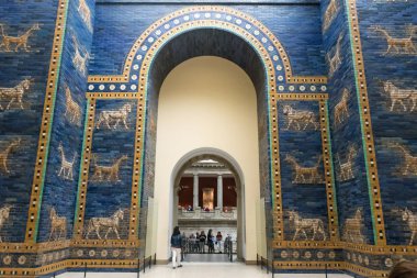 Berlin, Almanya - 26 Eylül 2018: Pergamon Tarih Müzesi'nde soyu tükenmiş aurochs ve mitolojik yaratıklarla süslenmiş babil mavi İştar Kapısı'na yukarı yönlü genel bakış