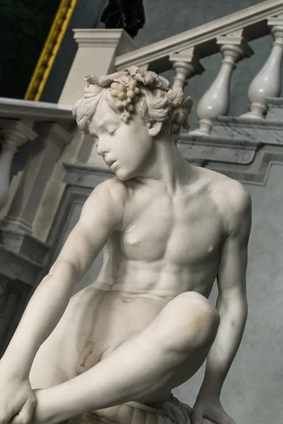 Berlijn, Duitsland-26 september 2018: Close-up van de jongen verwijderen Thorn standbeeld, gemaakt door de Duitse beeldhouwer, schilder en schrijver Gustav Eberlein en gelegen in de Alte Nationalgalerie — Stockfoto