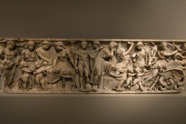 Berlin, Almanya - 26 Eylül 2018: Antik roma mezar sanatının yakın görünümü, Müze Adası'ndaki Alte Nationalgalerie'de bulunan Medea efsanesini portresi niyapan bir lahit