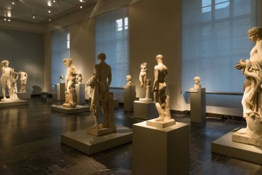 Berlin, Almanya - 26 Eylül 2018: Müze Adası'ndaki Altes Müzesi'nde bulunan Klasik Antikakoleksiyonu sergisinin yer aldığı salonun dramatik ve karanlık genel bakışı