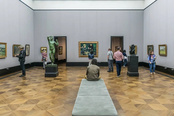 BERLIN, GERMANIA - 26 SEPTEMBRIE 2018: Vedere scenică a vizitatorilor care observă statui și picturi ale lui Monet, Cezanne și Renoir într-o expoziție a Alte NaționalGalerie de pe Insula Muzeului — Fotografie, imagine de stoc