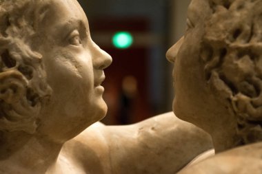 Berlin, Almanya - 26 Eylül 2018: Müze Adası'ndaki Altes Müzesi'nde yer alan Klasik Antikakoleksiyonu sergisinin birbirine bakan iki mermer heykelinin yakın çekimi