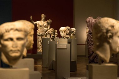 Berlin, Almanya - 26 Eylül 2018: Müze Adası'ndaki Altes Müzesi'nde bulunan Klasik Antikalar Koleksiyonu sergisinin yunan ve roma heykellerinin derinlemesine görünümünde