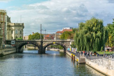 Berlin, Almanya - 26 Eylül 2018: Berliner Dom ve Museum Island'a yakın yoğun James Simon Parkı'nda birçok ziyaretçinin yer verdiği güneşli bir günde Spree nehri üzerindeki köprüye genel bakış