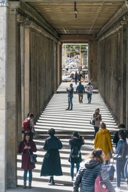 Berlin, Almanya - 26 Eylül 2018: Mitte'de bulunan bir müze kompleksi olan Museum Island'ın inşaatı altında fotoğraf çeken bir grup insanın dikey ve aşağı yönlü bakış açısı