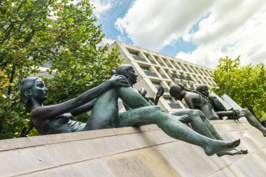 Berlin, Almanya - 26 Eylül 2018: Wilfried Fitzenreiter tarafından 1988 yılında yapılan ve Spree nehri sınırında bulunan Üç kız ve erkek heykellerin tiyatro ve yukarı perspektifi