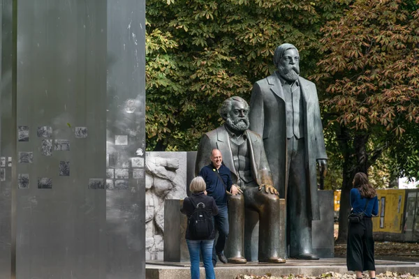 독일 베를린 - 2018년 9월 26일: 칼 마르크스와 프리드리히 엥겔스, 공산주의 성명서의 저자이자 공산주의 운동의 창시자인 칼 마르크스와 프리드리히 엥겔스 동상 근처에서 사진을 찍고 있는 관광객들 — 스톡 사진