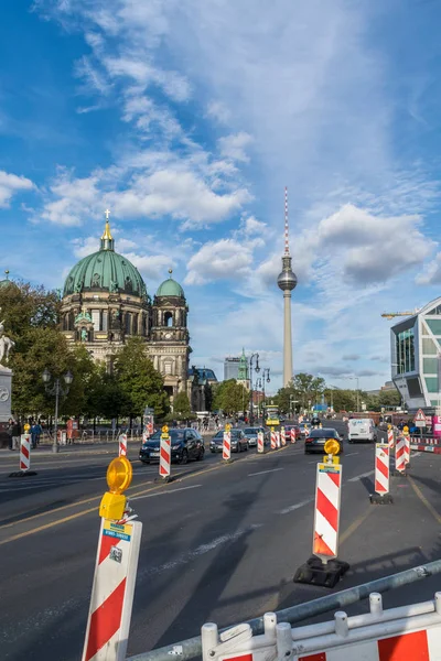 Berlin, deutschland - 28. juli 2018: perspektive von einer belebten halbgeschlossenen allee mit straßenschildern in der nähe des alten berliner doms und des fernsehturms zwei der touristenattraktionen berlins — Stockfoto