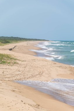 Gökyüzü brazialian sahilinde temiz, paradisiac plaj, Atlantik denizi köpüklü dalgalar, ayak izleri ve lastik izleri Brezilya sahilinde kum üzerinde.