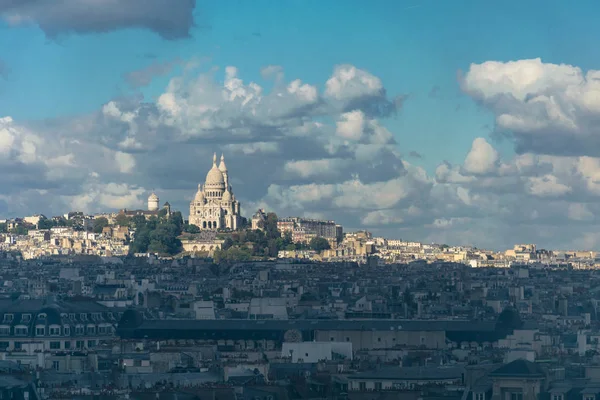 Interessante panoramica della città sullo scenario urbano del quartiere di Montmartre con la Basilica Cattolica Romana del Sacro Cuore evidenziata nello skyline, il secondo punto di riferimento più famoso di Parigi — Foto Stock