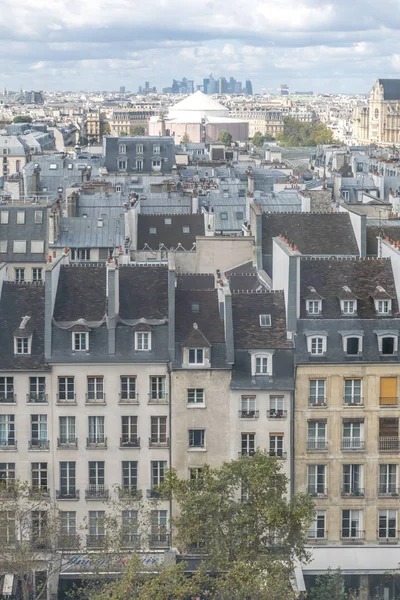 Veduta dei modelli delle finestre simmetriche e classiche, un ritratto dell'architettura della moderna città di Parigi, in Francia, con alberi sulla strada e molti edifici nello skyline — Foto Stock