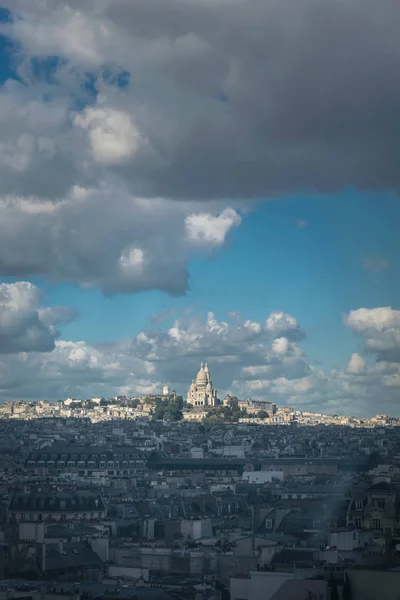 Драматичне уявлення про місто краєвид, який бере на себе тінь в той час як знаменитий Орієнтир базиліки Сакре-Кер світить в сонячному світлі в районі Монмартр в Парижі, Франція — стокове фото
