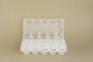 Gri arka planda plastik yumurta kabı. Plastik atıkların geri dönüşümü. Atık toplamayı ayır. Paketleme. Atık ayıklama. Boş konteyner.