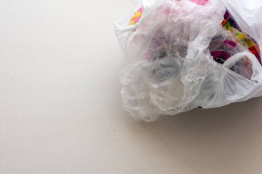 Torba üst görünümünde plastik çöp. Plastik atıkların geri dönüşümü. Atık toplamayı ayır. Çevre kirliliği. Plastik çöp. Dünya 'daki çevreyle ilgilenmek..