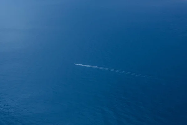 Egy Magányos Hajó Végtelen Kék Tengerben Top Kilátás Nyílik Tengeri — Stock Fotó