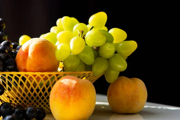 Pêssegos Uvas Close Fotografia Macro Frutas Luz Natural Pêssegos Suculentos — Fotografia de Stock